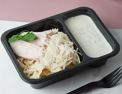 Фарфалле с беконом и куриным филе